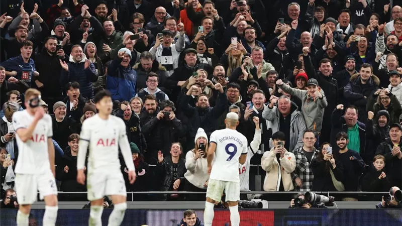 مدرب توتنهام يعلق على صفقة إيزي: لا نريد لاعبًا لا يرغب في ارتداء شعارنا