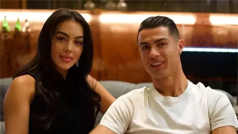 رونالدو يطلب الزواج من جورجينا.. بعد قصة حب بدأت من 9 سنوات 