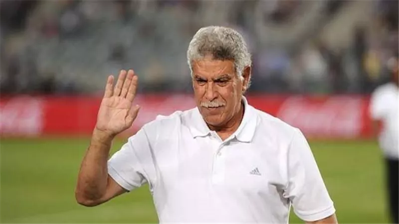 حسن شحاتة يدعم الزمالك من المقصورة في موقعة بلوزداد الحاسمة