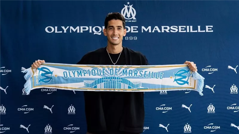رسميا.. مدافع المنتخب المغربي ينتقل إلي الدوري الفرنسي