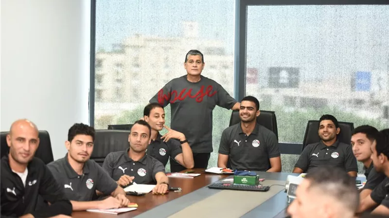 رئيس لجنة الحكام يراجع حالات الـ VAR مع الحكام فى الجولات الماضية بالدورى 