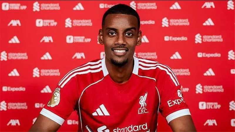 على بعد 1200 ميل من ليفربول.. إيزاك يعود لكرة القدم بعد 100 يوم