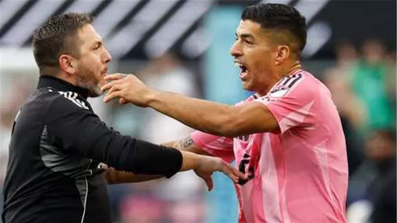 إيقاف لويس سواريز 6 مباريات بعد واقعة البصق في نهائي كأس الرابطتين