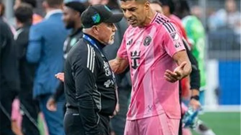 الاتحاد الأمريكي يوقع عقوبة قاسية جديدة على لويس سواريز بعد واقعة البصق