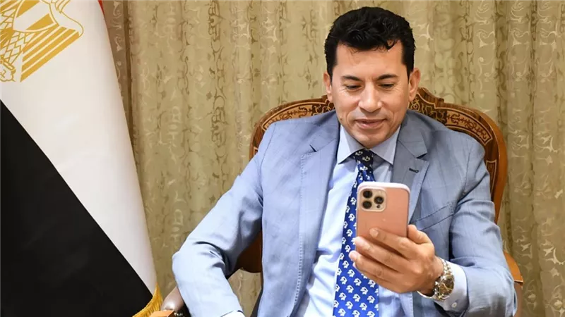 وزير الرياضة يطمئن علي بعثة المنتخب المصري  قبل مواجهة بوركينا فاسو 