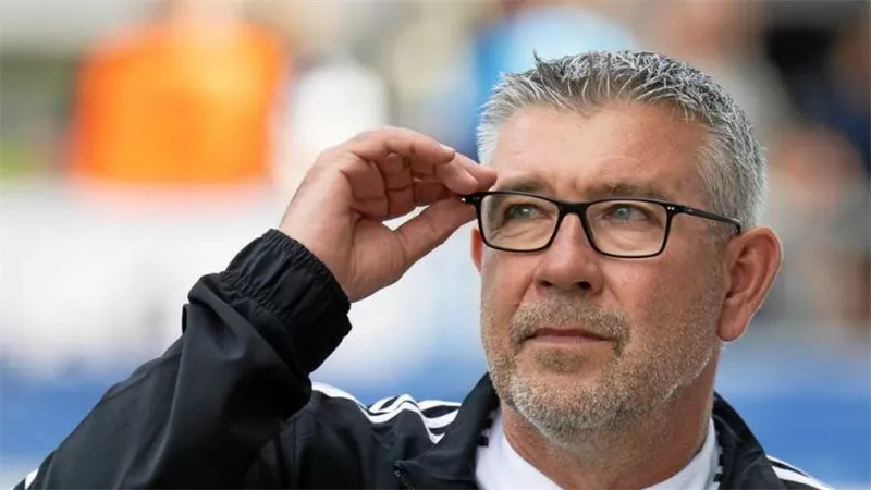 بعد تصريحات مساعده: أورس فيشر لا يريد إفريقيا.. هل يجبره الأهلي؟