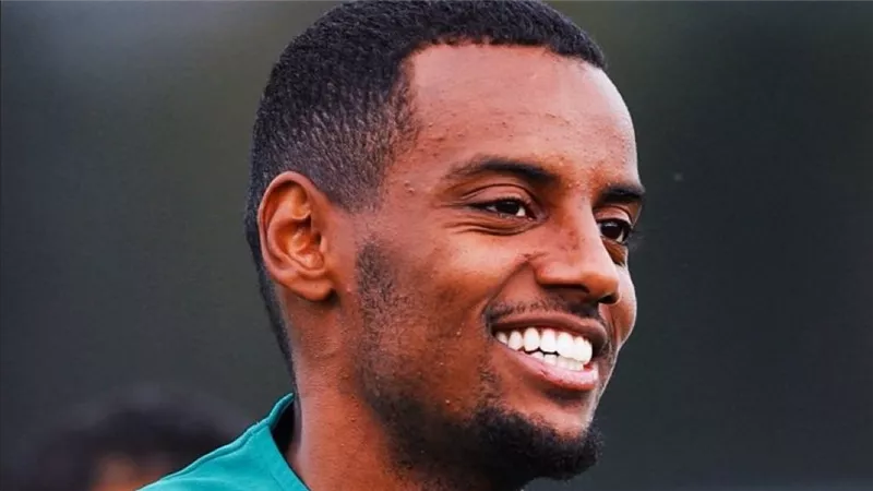 إيزاك يقود هجوم ليفربول لأول مرة.. وألفاريز يغيب عن أتلتيكو مدريد