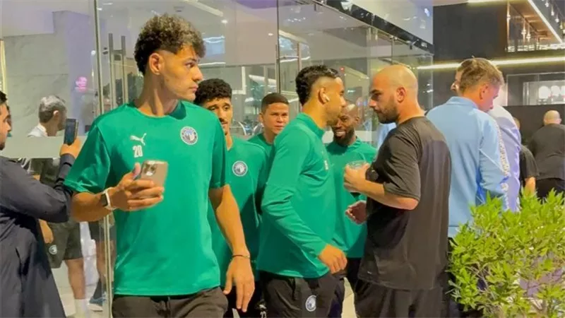 تمهيدا لمواجهة أهلي جدة.. بعثة بيراميدز تغادر فندق إقامتها