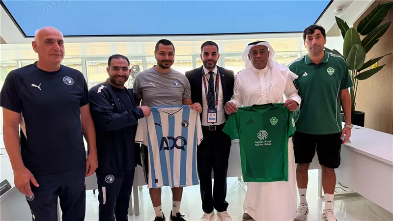 مسئولو أهلي جدة وبيراميدز يتبادلوا الهدايا قبل مواجهة كأس انتركونتيننتال 