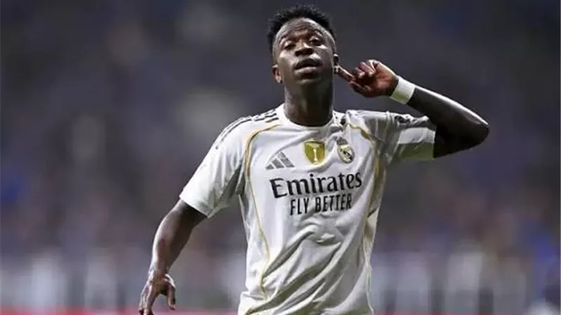 بسبب هذا الطلب.. إدارة ريال مدريد قد تعرض فينسيوس للبيع في الصيف 