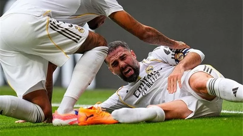 غياب متوقع لمدة شهر.. إصابة كارفاخال تربك ريال مدريد قبل الكلاسيكو ضد برشلونة