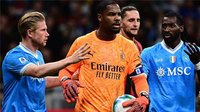 ميلان يلحق الهزيمة الأولى بنابولي ويتصدر الدوري الإيطالي   
