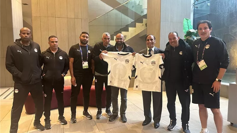 لدعم الفراعنة.. سفير مصر يزور معسكر منتخب الشباب قبل مواجهة نيوزيلندا