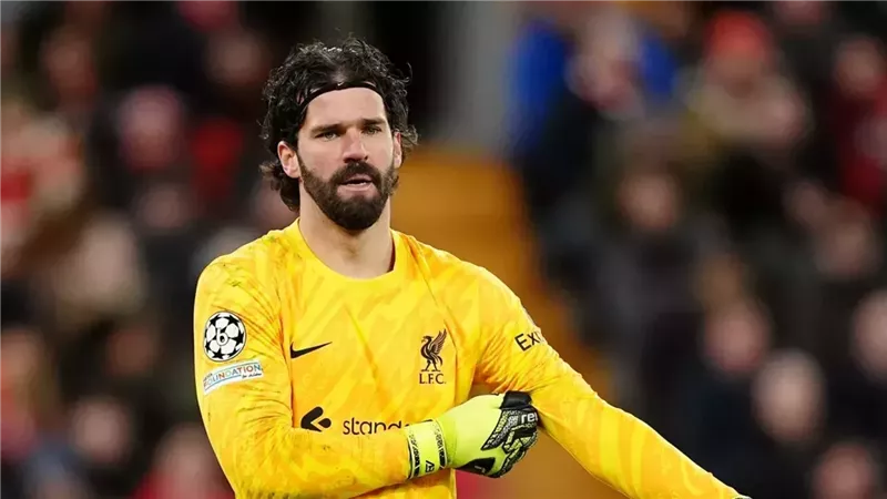 أليسون عن محمد صلاح: أحد أعظم من مروا على ليفربول
