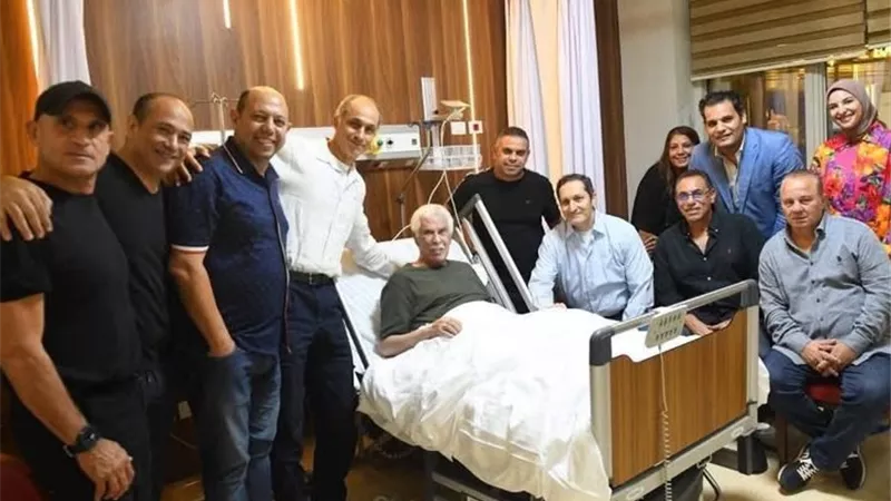 نجمي الكرة المصرية وجمال وعلاء مبارك يزورون حسن شحاتة للاطمئنان على صحته