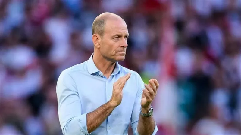 الأهلي يُعلن رسميًا التعاقد مع «ياس سوروب» كمديرًا فنيًا لمدة عامين ونصف