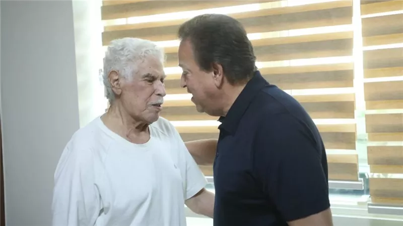 بتكليف من الرئيس السيسي.. وزير الصحة يزور حسن شحاتة للاطمئنان على حالته الصحية