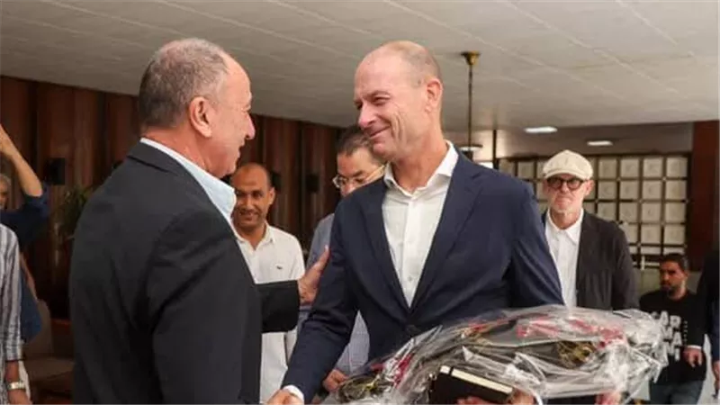 ياس سوروب يخوض جولة تفقدية داخل ملعب الأهلي