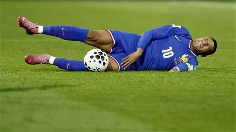 إصابة كيليان مبابي قبل الكلاسيكو تثير القلق في ريال مدريد