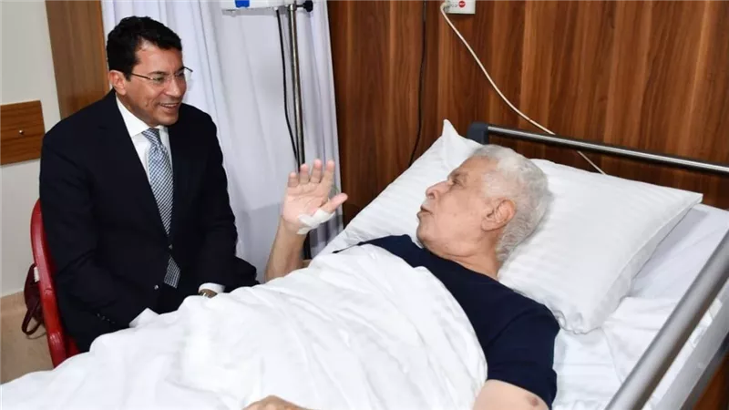 وزير الرياضة يطمئن على الحالة الصحية لـ حسن شحاته