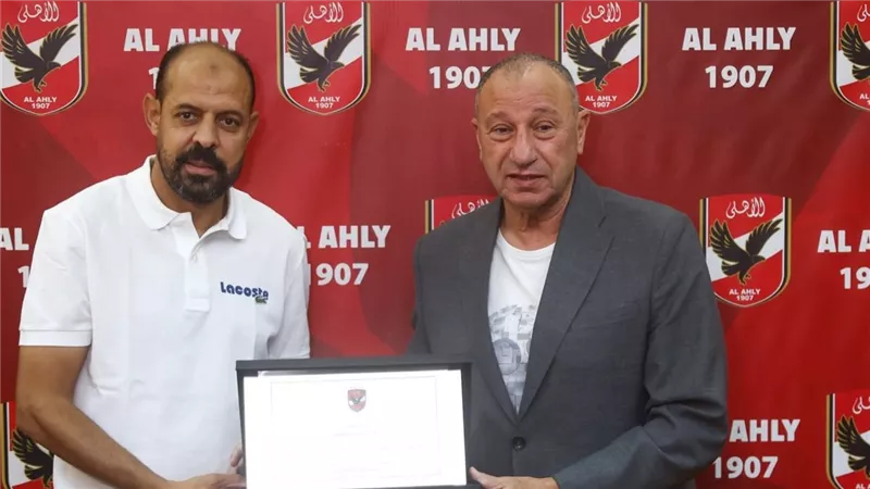  الخطيب يكرم عماد النحاس بعد نهاية مشواره مع الأهلي