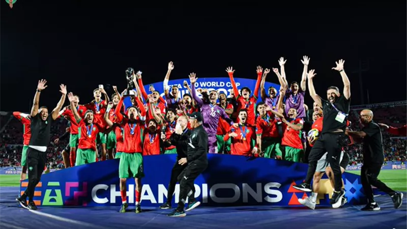 مستقبل المغرب في أيد أمينة.. أشرف حكيمي يوجه رسالة لأبطال العالم 