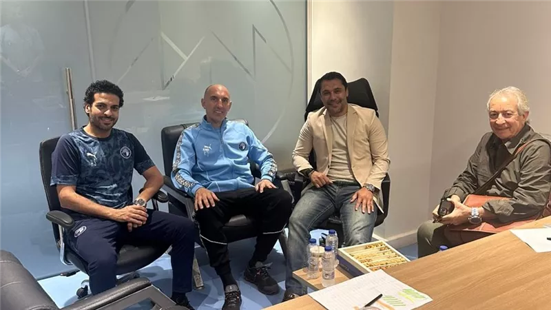 زيارة الجهاز الفني لمنتخب مصر المشارك في كأس العرب لنادى بيراميدز  