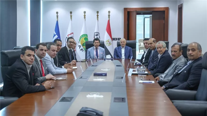 أبو ريدة يستقبل وزير الرياضة ويبحثان دعم خطط وبرامج تطوير كرة القدم