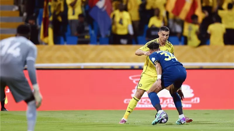النصر يتصدر الدوري السعودي بالعلامة الكاملة بعد الفوز على الحزم بثنائية نظيفة 