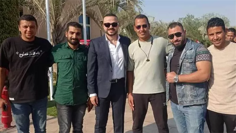 وعد بحل الأزمة.. تفاصيل أجتماع الجارحي والغزاوي يجتمعان بعمال الأهلي 