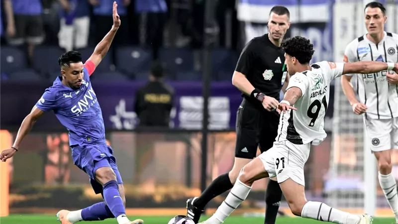 بـ10 لاعبين.. الهلال ينجو من الشباب ويطارد النصر على صدارة الدوري السعودي