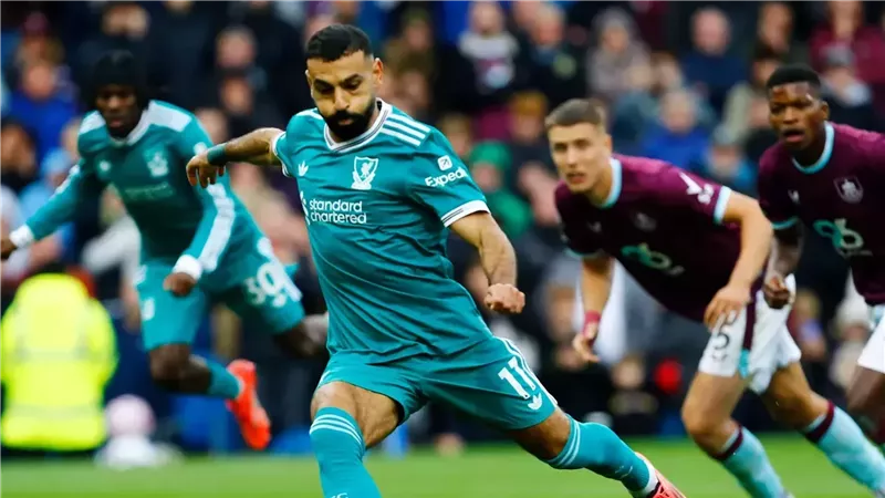 محمد صلاح يتخطى أجويرو ويقترب من رقم هنري التاريخي في الدوري الإنجليزي