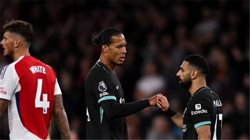 فان دايك يدافع عن محمد صلاح بعد انتقادات روني: 