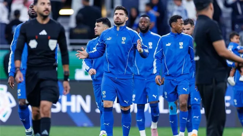 الهلال السعودي يعلن غياب مدافعه لمدة شهر.. و3 عائدين قبل موقعة النجمة