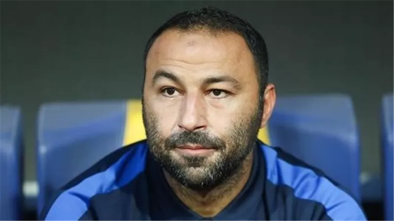 عبدالرؤوف يلقي محاضرة فنية أخيره على لاعبي الزمالك قبل مواجهة كايزر تشيفز