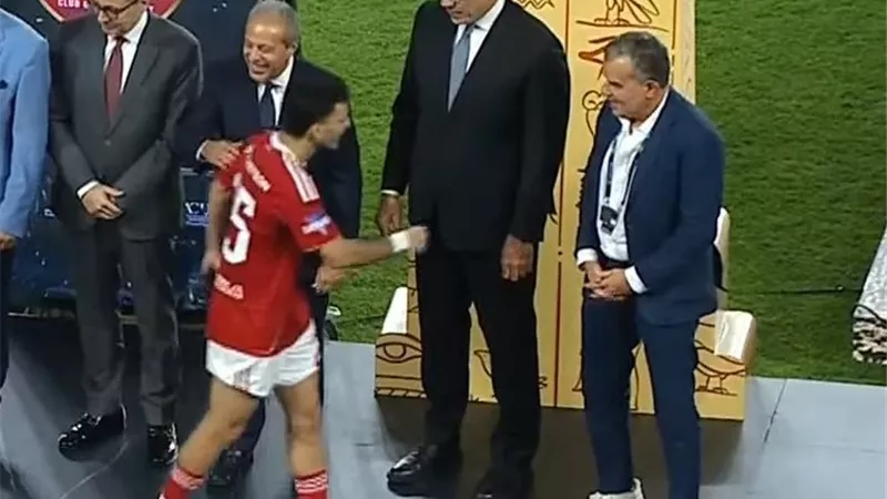 لماذا رفض زيزو مصافحة هشام نصر خلال التتويج بكأس السوبر؟ اعرف السبب