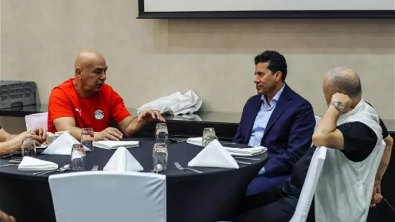 اجتماع بين وزير الرياضة ورئيس اتحاد الكرة لتهدئة الأجواء قبل أمم إفريقيا (خاص)