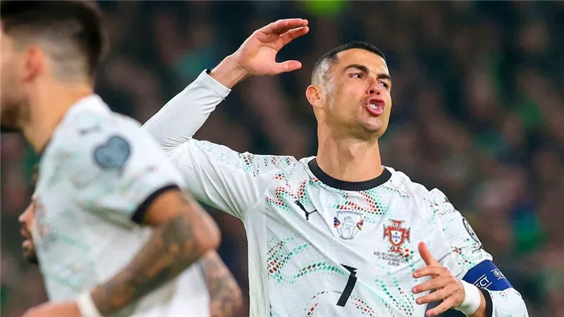 بأول طرد.. كريستيانو رونالدو يورط البرتغال ويؤجل تأهلها إلى كأس العالم 2026