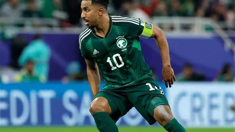 سالم الدوسري يحتفل بالمشاركة رقم 100 مع منتخب السعودية قبل مواجهة الجزائر الودية