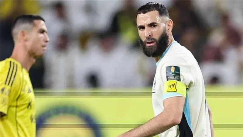 بنزيما يقترب من تحديد مصيره.. والاتحاد يخشى رحيله مجانًا في 2026