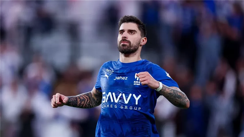 الهلال بـ 10 لاعبين يهزم الفتح 2-1 في الدوري السعودي