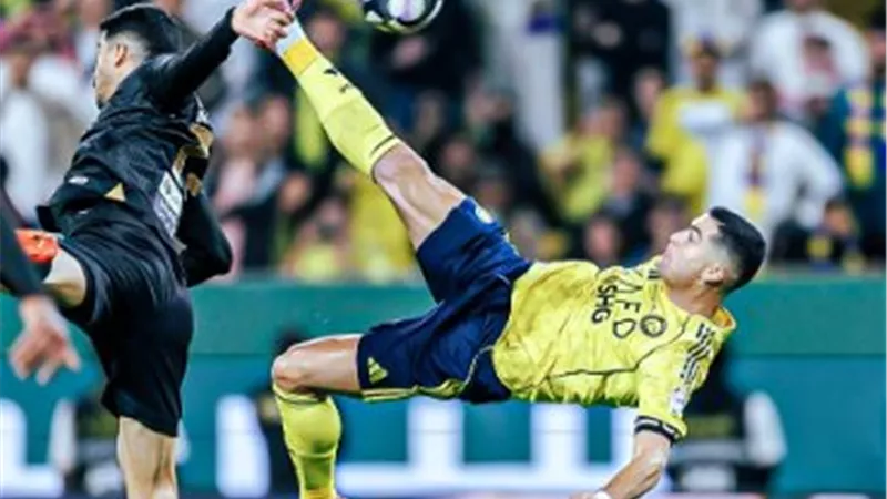 هدف رونالدو الخيالي في مرمى الخليج بالدوري السعودي (فيديو)