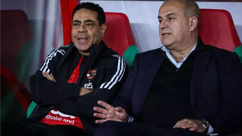 سفير مصر بالمغرب يحضر مران الأهلي قبل مواجهة الجيش الملكي وقنديل يهدية درع النادي