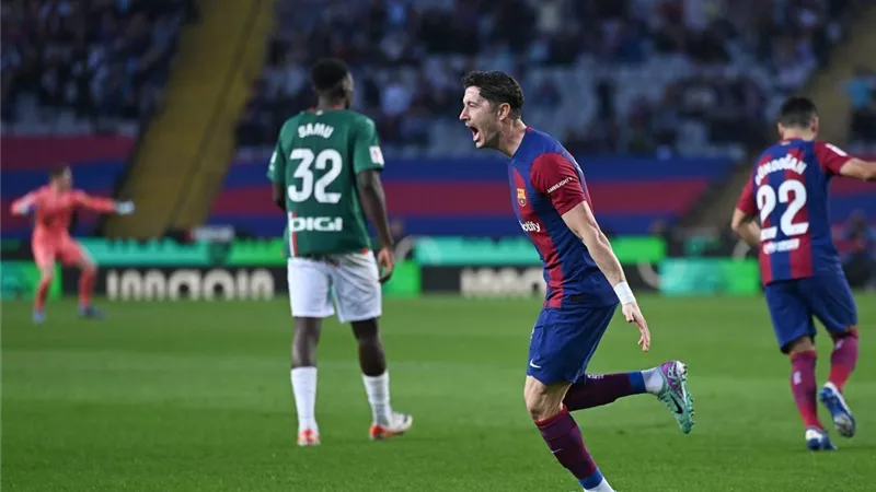 لامين يامال يقود تشكيل برشلونة ضد ألافيس في الدوري الإسباني.. واستبعاد أراوخو
