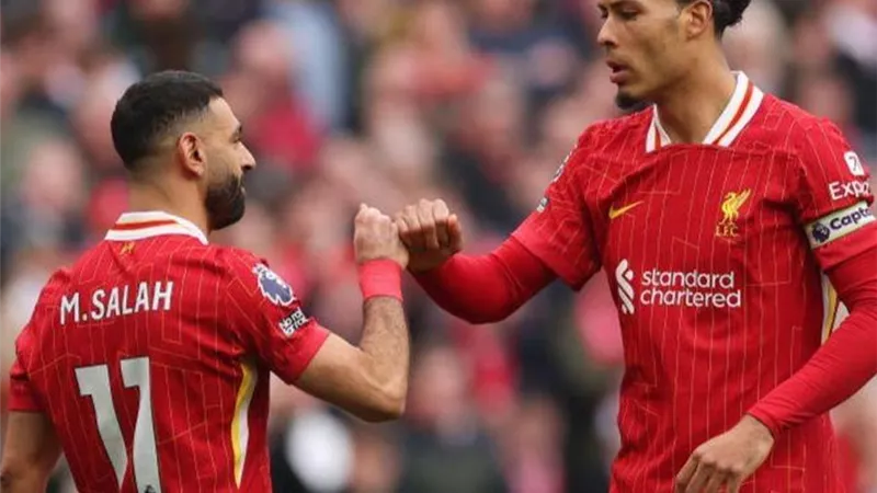 مهاجم مانشستر سيتي السابق يهاجم محمد صلاح وفان دايك ويطالب بإقالة آرني سلوت
