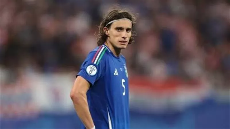 ريكاردو كالافيوري يغادر معسكر إيطاليا ويعود إلى لندن لهذا السبب