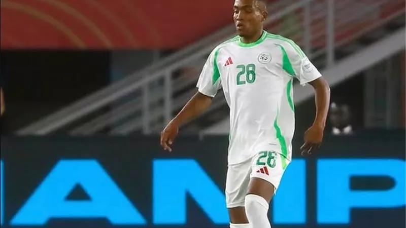 الأهلي يفاوض مدافع منتخب الجزائر لتدعيم الدفاع في يناير 