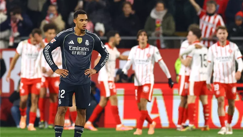 ريال مدريد يمنح برشلونة صدارة الدوري الإسباني بعد التعادل مع جيرونا