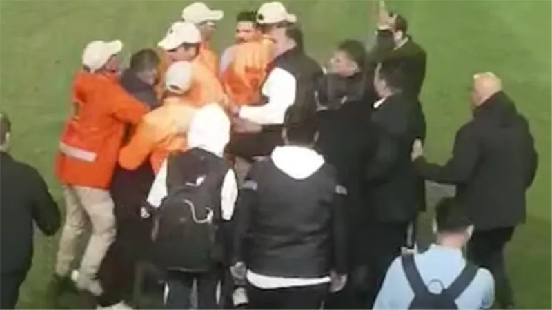 عقب التعادل.. الجهاز الفني لبيراميدز يعتدي على صحفي لفظيا وجسدياً