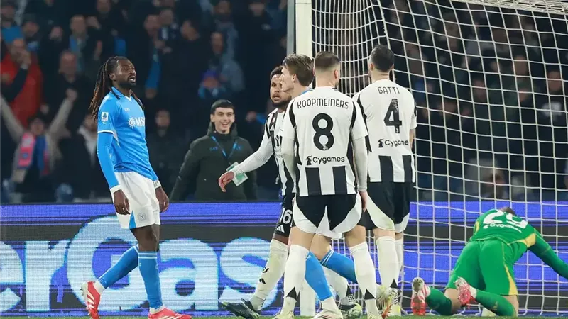 نابولي يهزم يوفنتوس 2-1 ويتصدر الدوري الإيطالي مؤقتا 